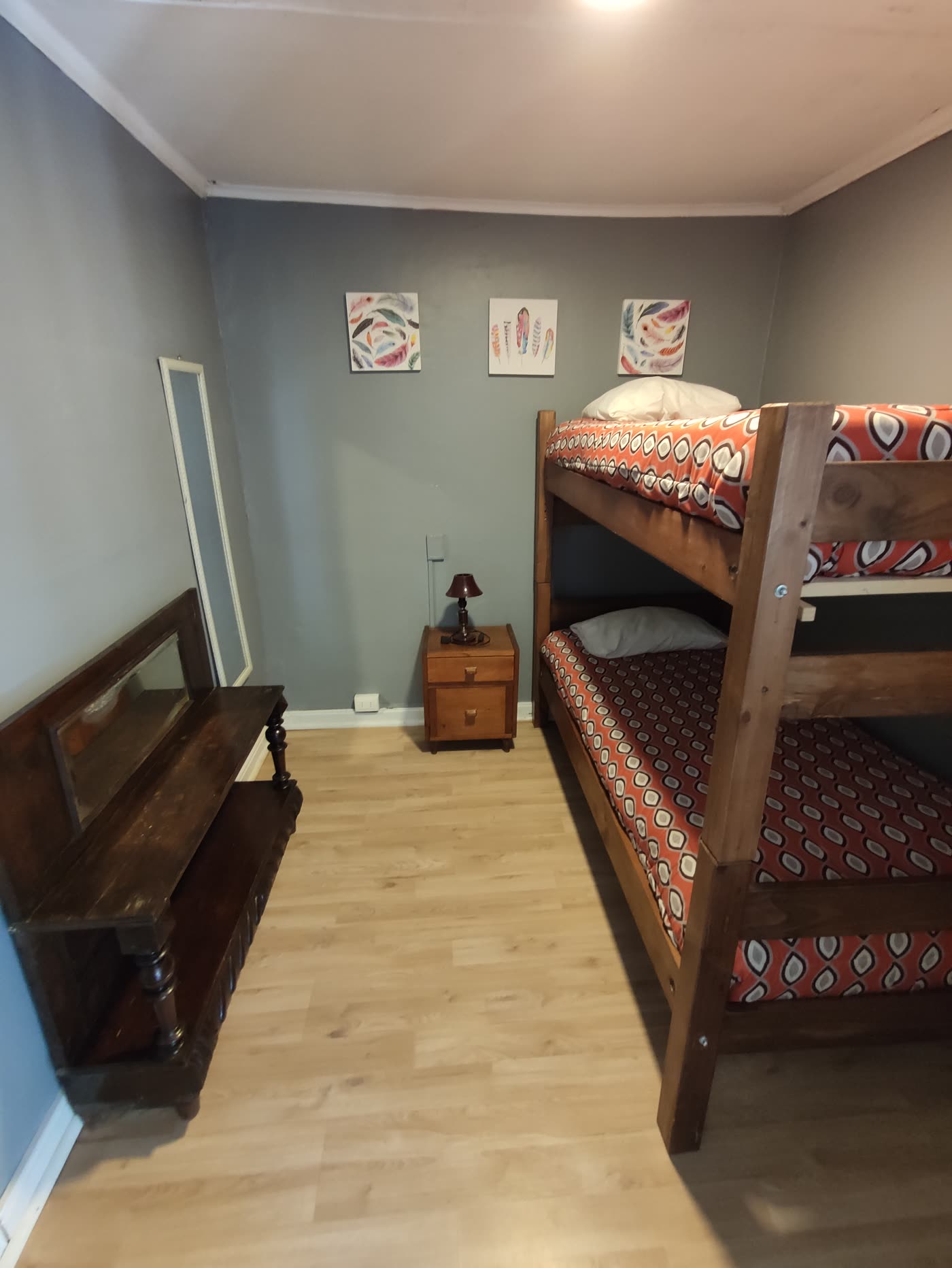Individual Básica: cama de plaza y media con baño ensuite