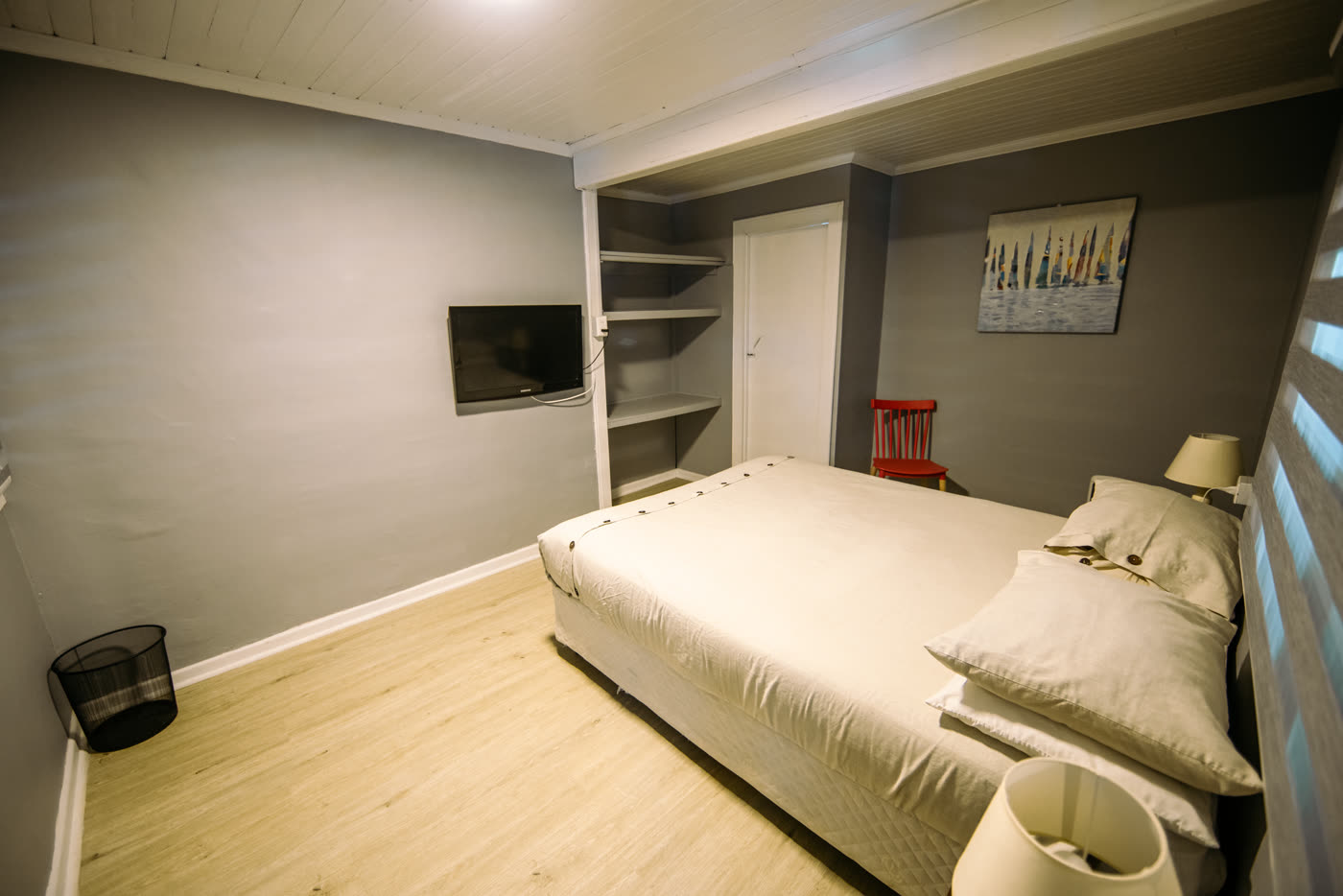 Matrimonial Básica: cama matrimonial, baño ensuite y televisor